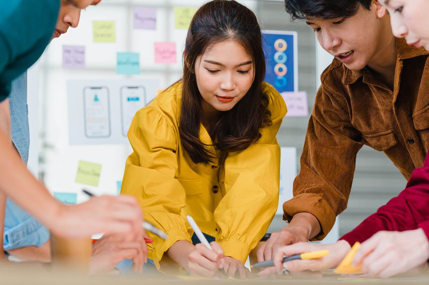 Asian businessmen and businesswomen meeting brainstorming ideas